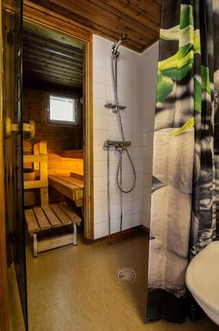 Курортные отели Riihivuoren Lomakylä Муураме Небольшой коттедж с 2 спальнями и сауной-7